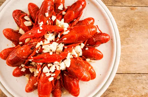 The taste of crawfish is somewhat a mix of shrimp and lobster. It is usually served boiled with Cajun seasoning. 