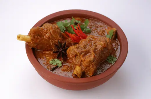 The goat curry dishs flavor is strongly seasoned with spices like turmeric, curry powder, and cumin, balanced by the slightly sweet tanginess of tomatoes. 